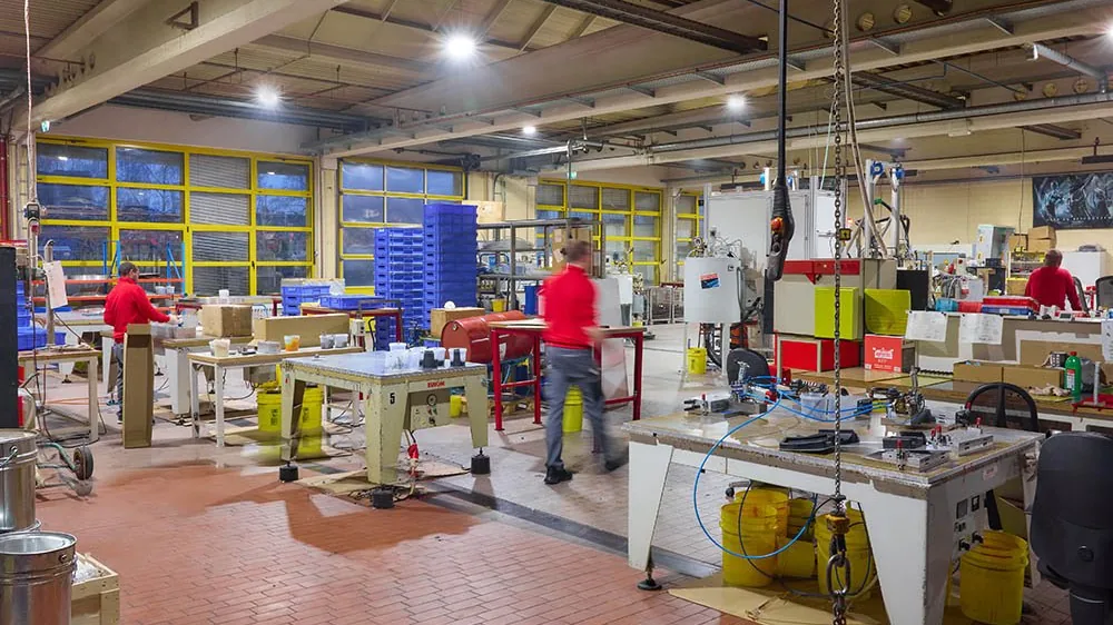 Blick in die Produktionshalle der NEOPUR Technologien GmbH in der Klöcknerstraße